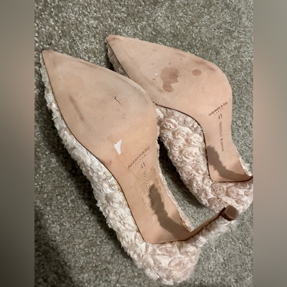 Manolo Blahnik Beige Floral Embellished Lace Pointed Toe Pumps Size 41 - Picture 4 of 4